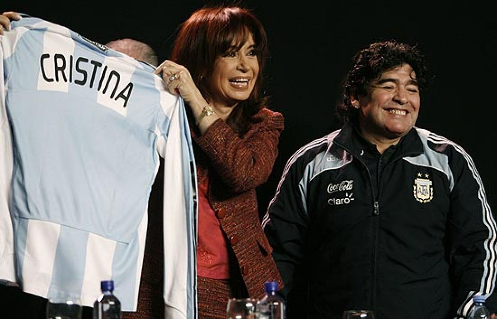 La presidenta argentina, Cristina Fernández, ha firmado un convenio entre el Estado y la AFA para emitir de forma gratuita y en abierto los partidos de Primera División.