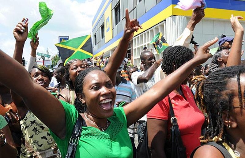 El triunfo y el nuevo récord de Usain Bolt se ha celebrado de forma especial en Jamaica. Sus paisanos siguieron la carrera a través de una pantalla gigante situada en el centro de la capital, Kingston.