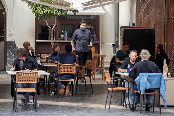 Telediario 1 - Varias comunidades cierran la hostelería o aplican limitaciones para frenar los contagios