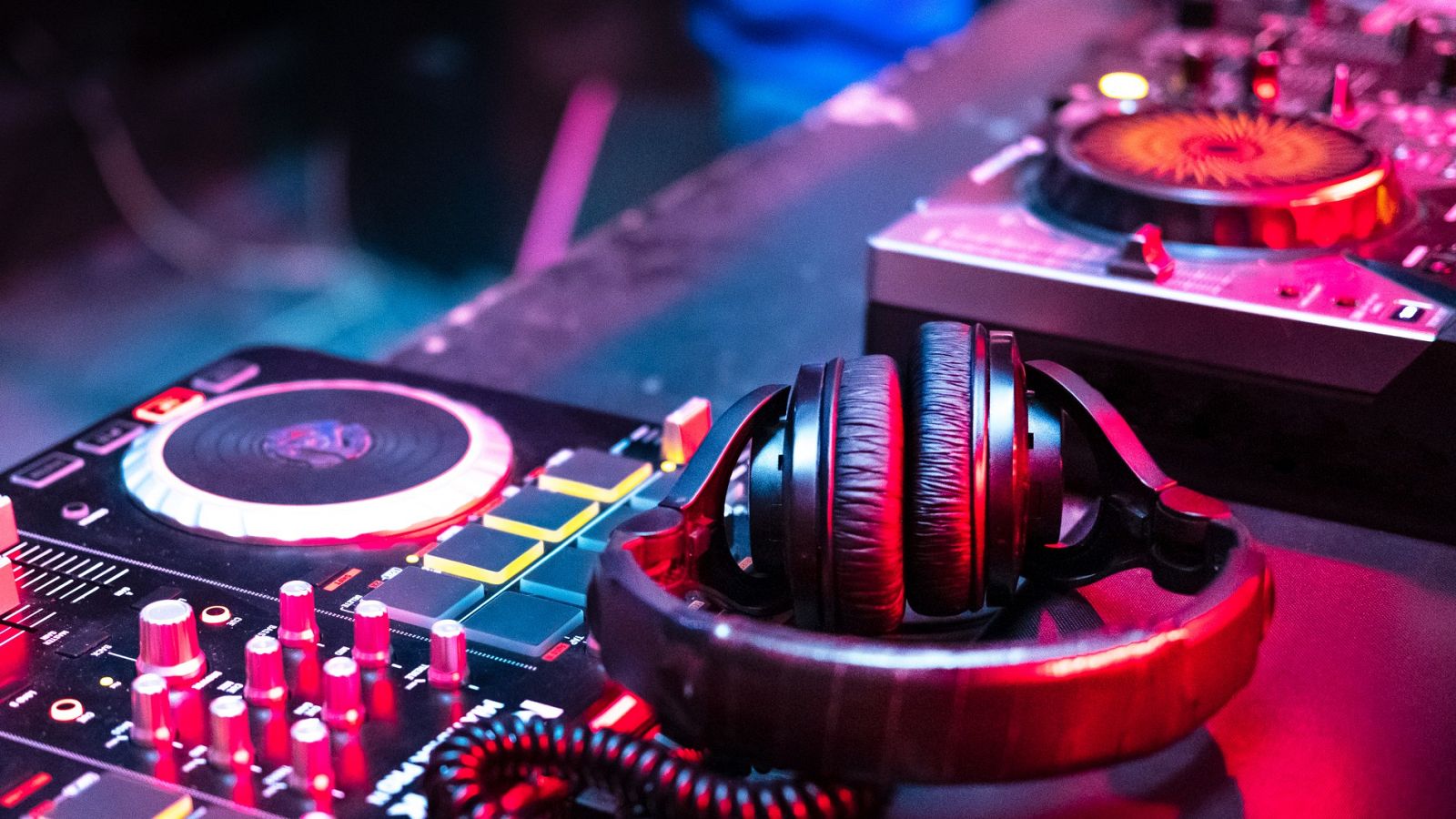 DJs pinchando en 'streaming', tabla de salvación para la "escena club"