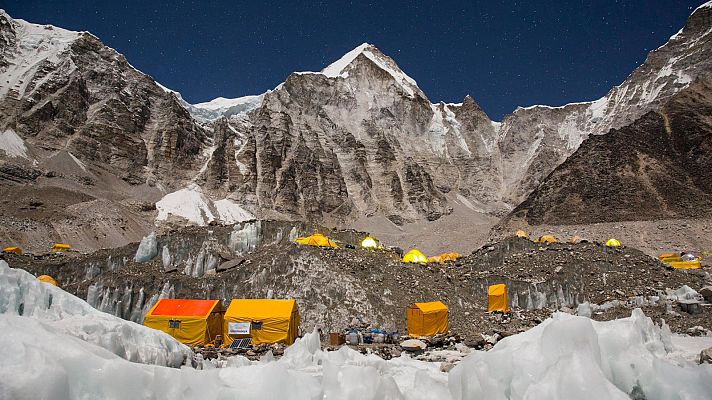 Telediario 1 - El Everest, convertido en un "parque temático" del riesgo