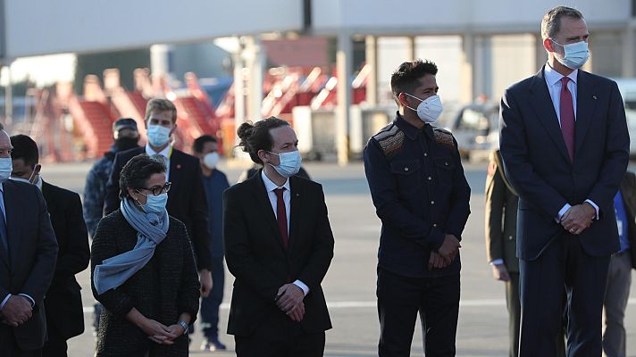 Telediario 1 - Felipe VI viaja a Bolivia acompañado de Pablo Iglesias