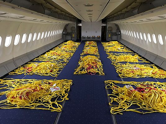 Telediario 1 - Las aerolíneas transforman aviones comerciales en cargueros por la pandemia