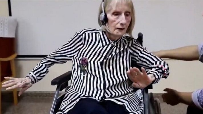 Telediario 1 - La música hace bailar a una anciana con alzhéimer