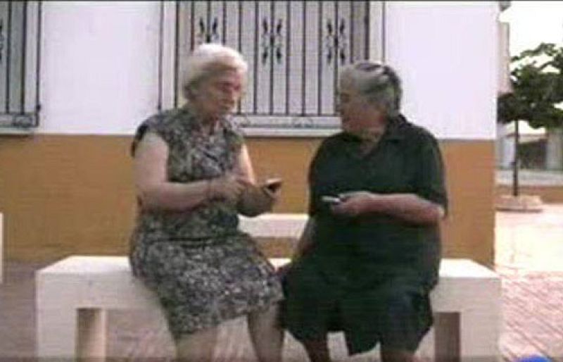 Dos abuelas de Albacete, Dolores y Mariana y sus teléfonos móviles han triunfado en Estados Unidos como protagonistas de un corto: "Chicas de hoy en día". | Ver