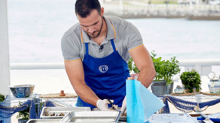 MasterChef Celebrity - Saúl Craviotto se coloca el delantal azul para ayudar