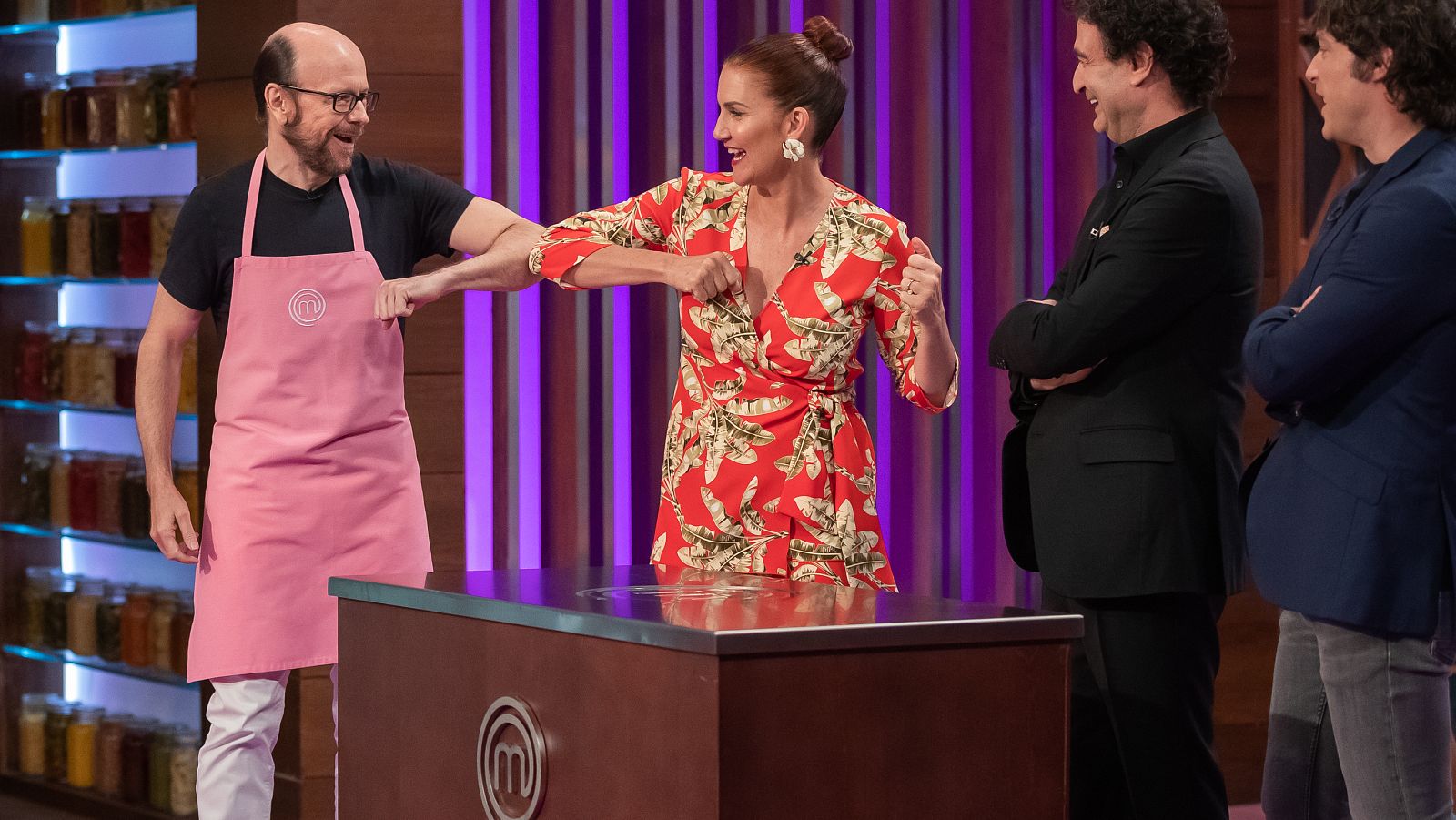 Santiago Segura se encuentra con Flo en las cocinas | Ver