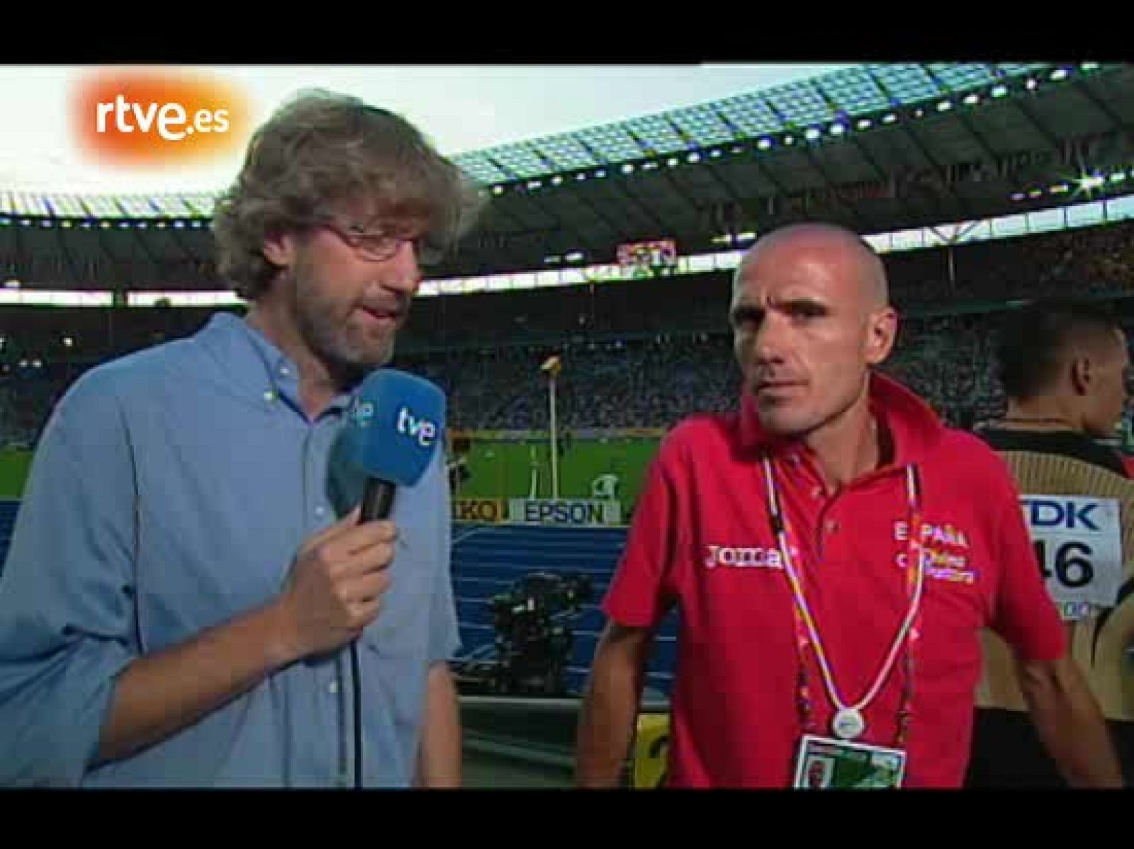 Chema Martínez habla a los micrónos de TVE después de acabar octavo en la prueba de la Maratón, el primer europeo de la clasificación final.