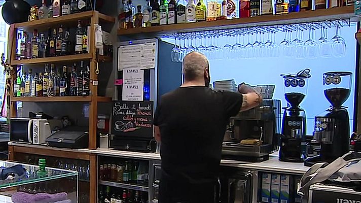 Telediario 1 - Un cliente anónimo paga los desayunos de todo un mes a un bar de Bilbao cerrado por las restricciones