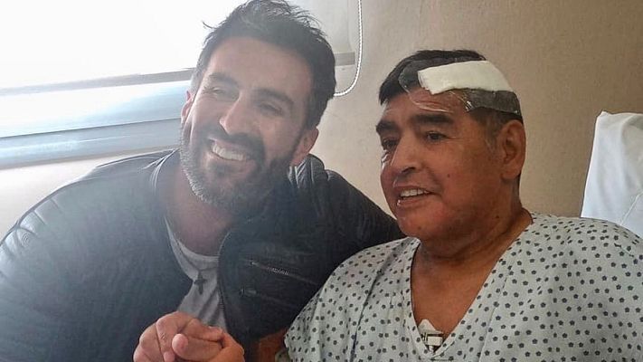 Telediario 1 - Maradona recibe el alta y sale del hospital