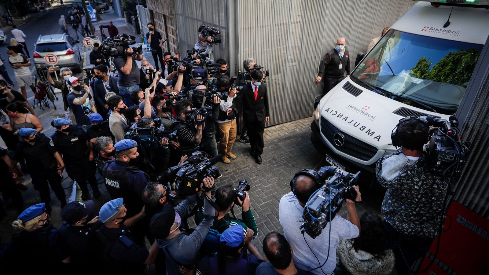 Maradona recibe el alta y será cuidado por sus hijas