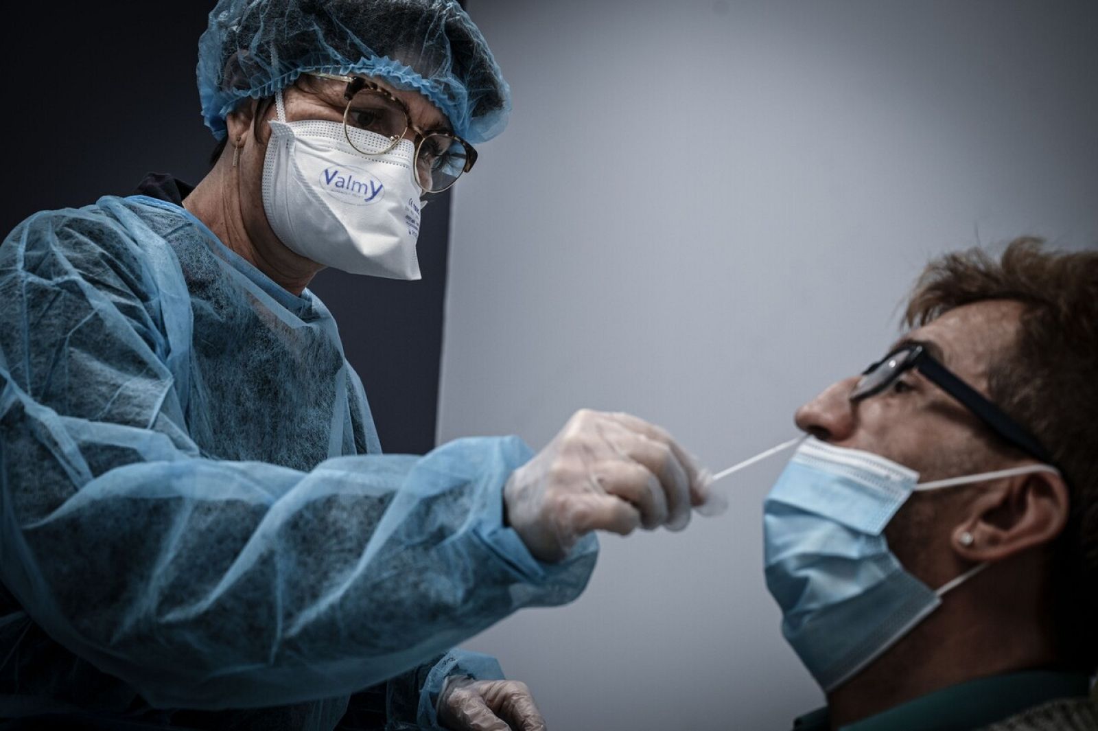 El sector turístico acoge con "cautela" la exigencia de PCR en origen - La tarde en 24h | Ver