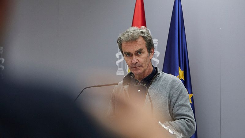 El Consejo General de Médicos pide el cese de Fernando Simón