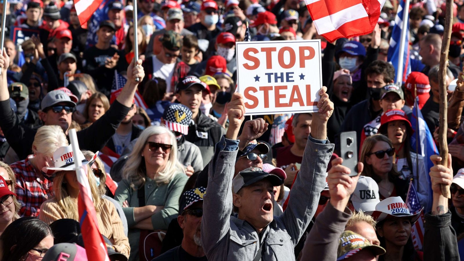 Miles de partidarios de Trump salen a la calle para exigir "cuatro años más"