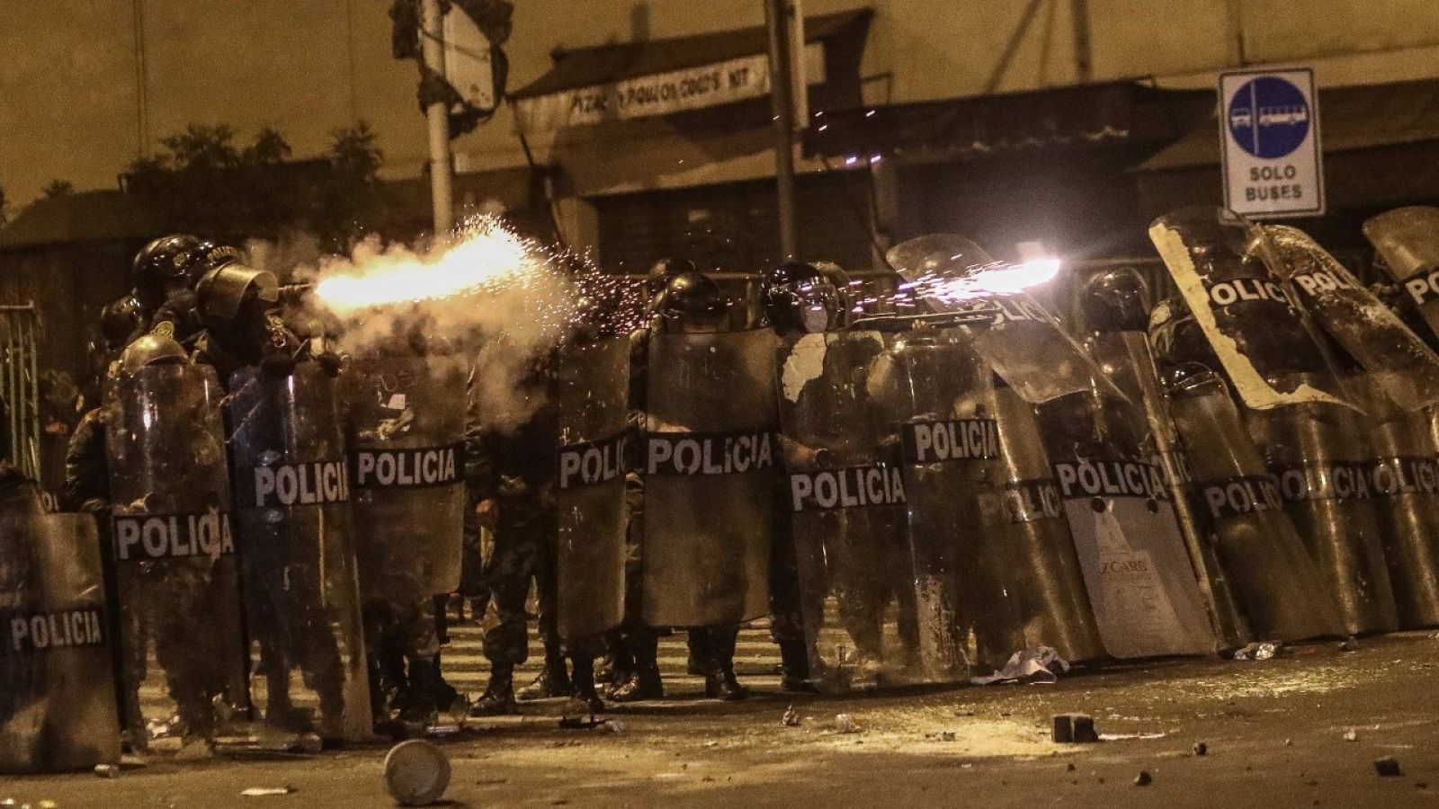 Al menos dos muertos y numerosos heridos por la violenta represión policial contra los manifestantes en Perú