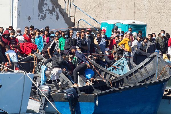 Telediario 1 - Crece más de un 1.000% la llegada de migrantes a Canarias