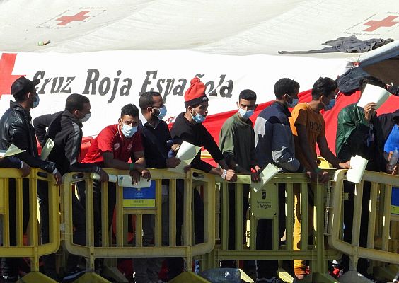 Telediario 1 - Denuncian la vulneración de derechos humanos en el muelle de Arguineguín