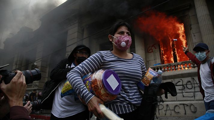 Informativo 24h - Cientos de manifestantes atacan y prenden fuego al Congreso de Guatemala