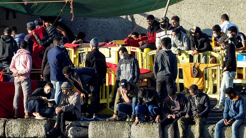 Disminuye el número de migrantes en el muelle de Arguineguín, donde todavía permanecen unas 600 personas