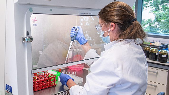 Telediario 1 - La vacuna de Oxford y AstraZeneca, eficaz al 70,4% contra el coronavirus