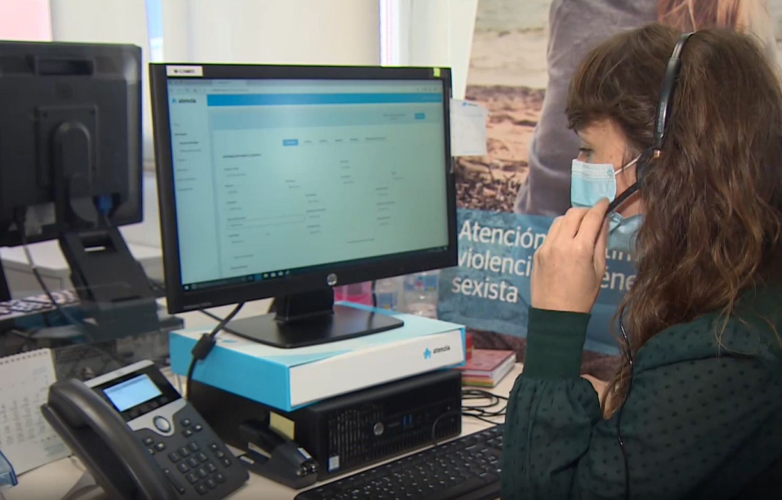 Las trabajadoras esenciales del 016 contra la violencia machista | Ver