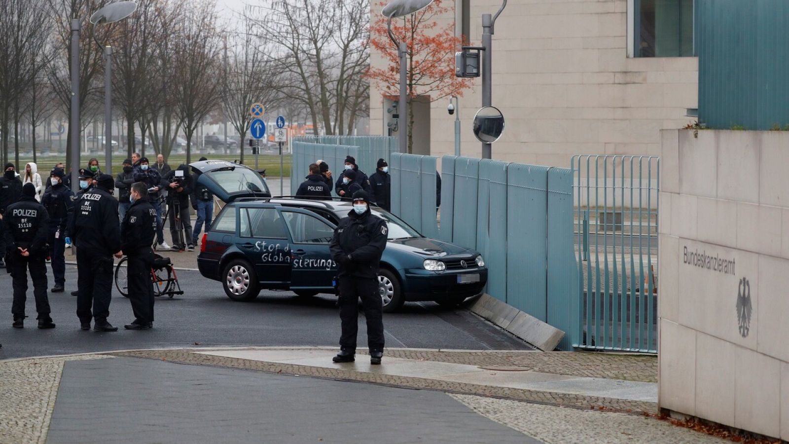 Un coche choca contra la valla de la cancillería en Berlín