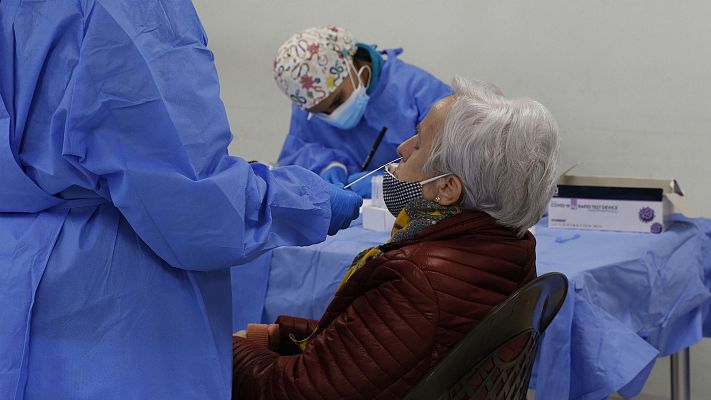Telediario 1 - Mayores y sanitarios, primeros destinos de la vacuna
