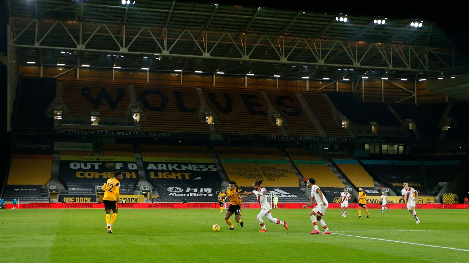 La Premier planea aplazamientos para poder jugar con público | Ver