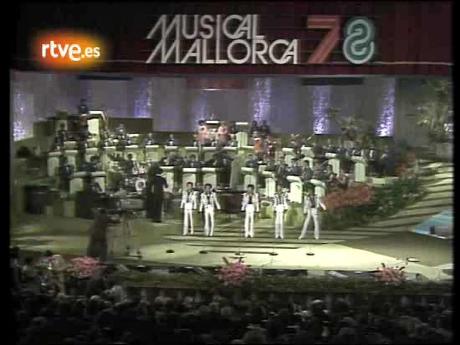 Cuéntame - Tavares: "More Than a Woman" - Cuéntame cómo pasó | Ver