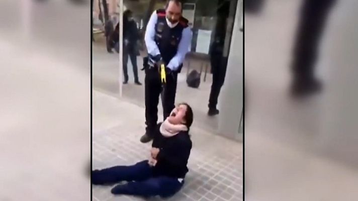 Telediario 1 - Los Mossos reducen a una joven con una Taser en Sabadell