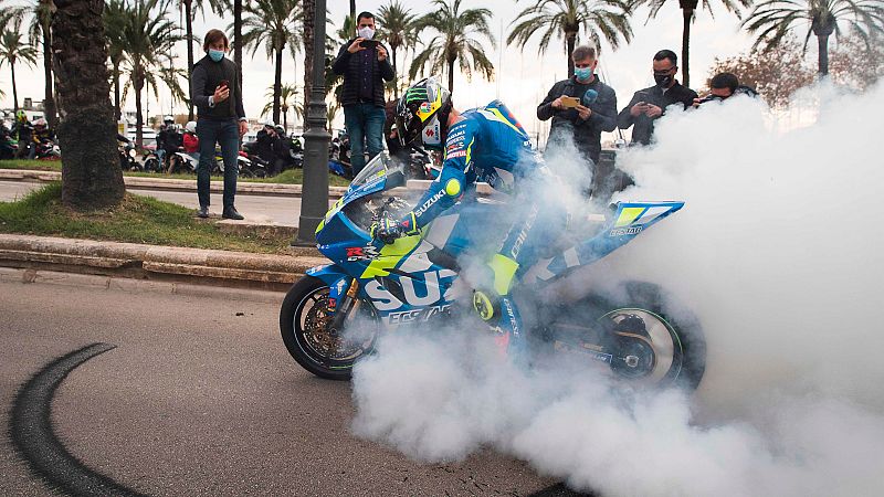 Joan Mir celebra el título rodeado de la afición balear