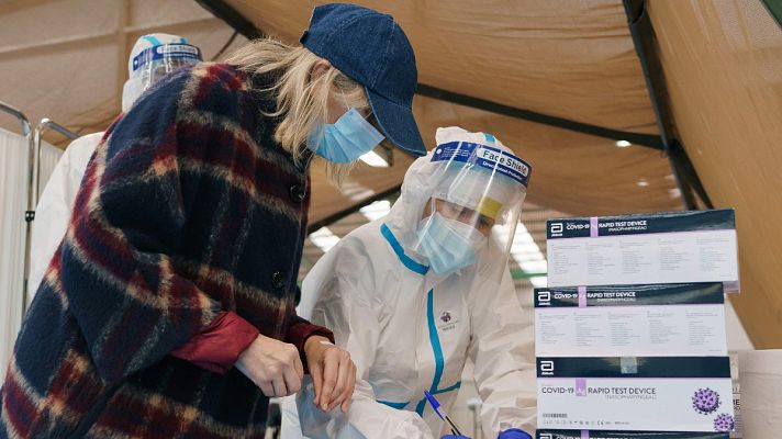 Telediario 1 - Nueve comunidades autónomas se mantienen en riesgo extremo por la COVID-19