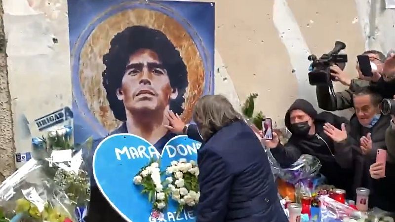 La Roma y Conti rinden homenaje a Maradona