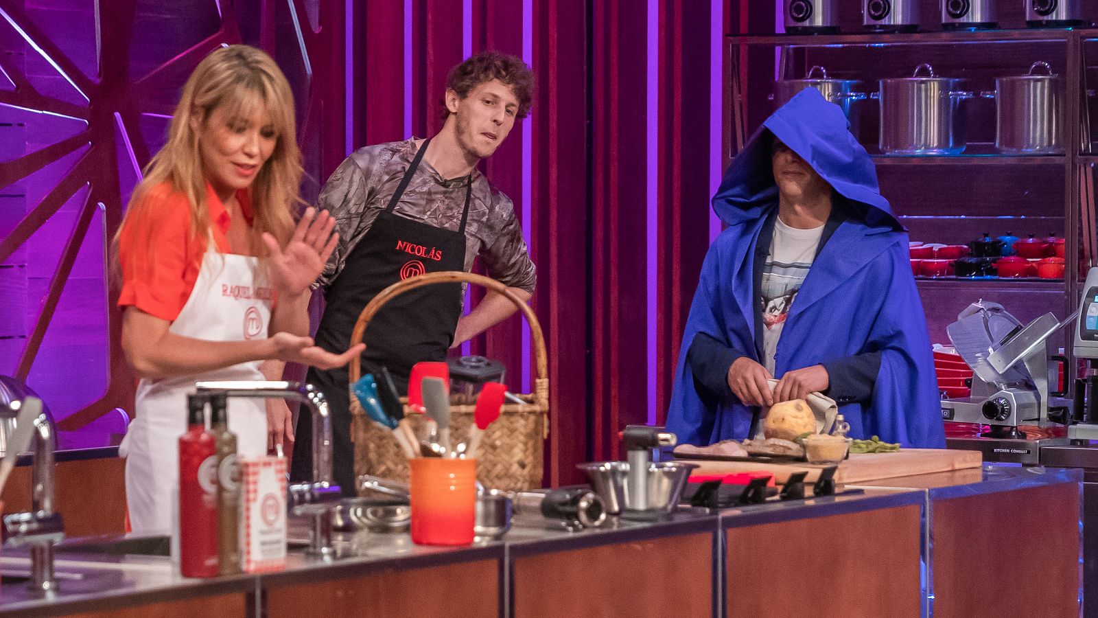 Jordi Cruz hechizado por la capa de Josie | Ver