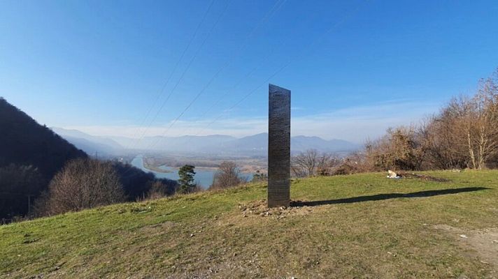 Telediario 1 - Aparece un tercer monolito misterioso en California tras los hallados en el desierto de Utah y en Rumanía