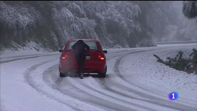 A neve e a choiva complican o tr�fico en case 40 estradas de Galicia