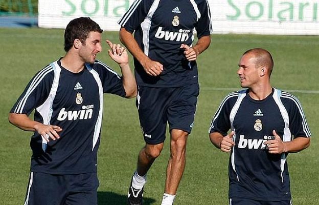  - Sneijder, arropado por el equipo