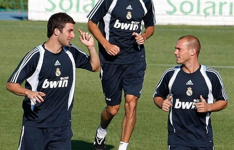 Sneijder, arropado por sus compañeros