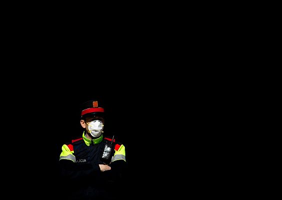 Telediario 1 - Suspendidas dos Mossos d'Esquadra por vejar a una menor que denunciaba una agresión sexual