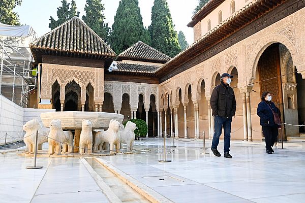 Telediario 1 - La Alhambra luce solo para unos cuantos privilegiados