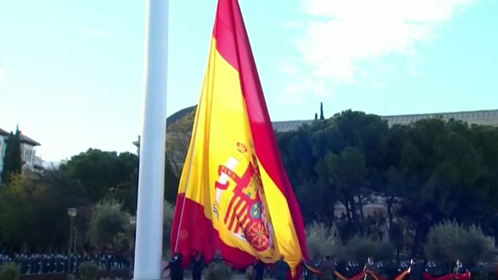 Izado de la bandera en el aniversario de la Constitución - Informativo 24h | Ver