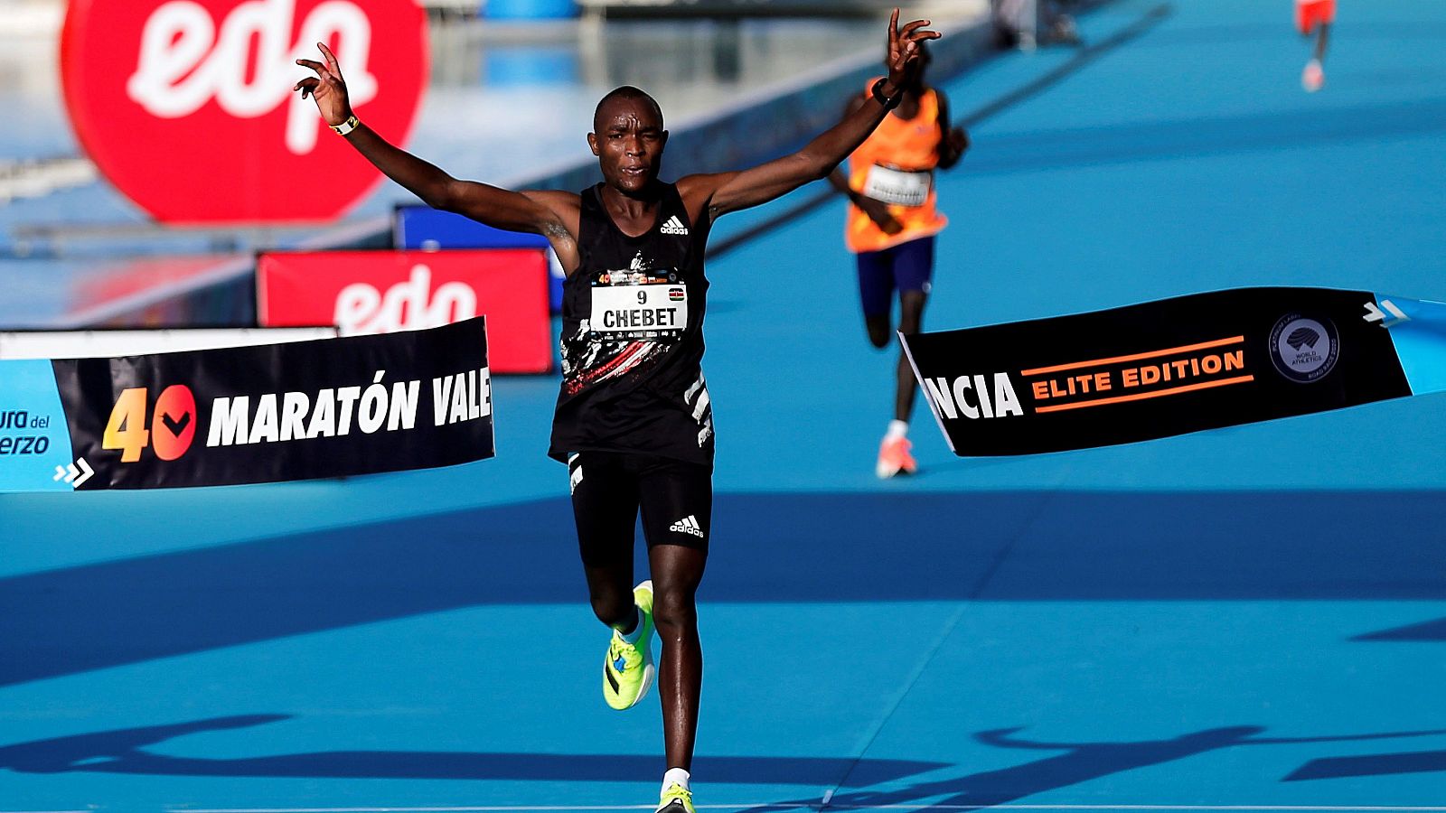 Evans Chebet gana en Valencia y bate el récord de la prueba