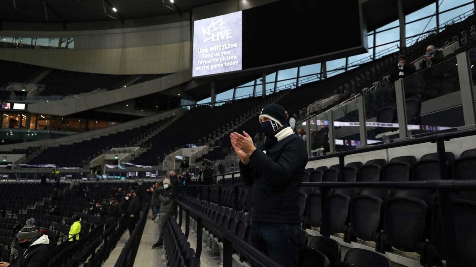 Público en las gradas de la Premier tras el COVID-19 | Ver