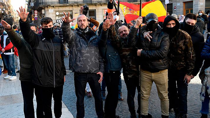 Telediario 1 - Los Mossos investigan a un grupo de ultras presentes en el acto convocado por Vox en Barcelona