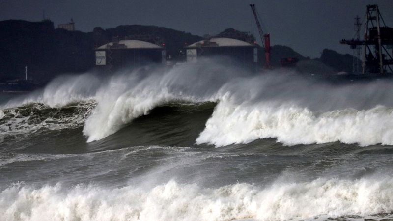Fuertes vientos, intensas nevadas, lluvias y olas de hasta ocho metros en las regiones del norte