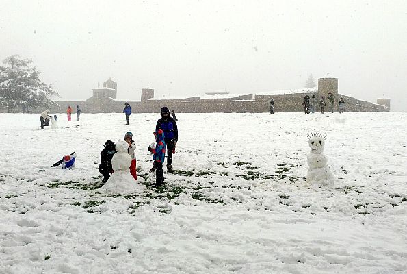 Telediario 1 - Nieve en el norte de la Península y alerta por oleaje en el País Vasco