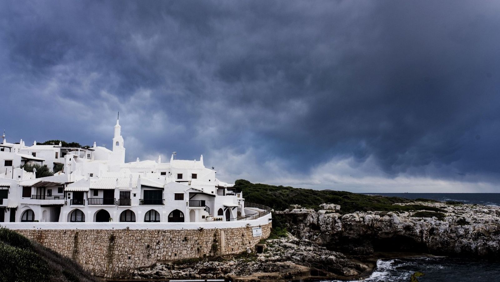 Precipitaciones localmente fuertes o persistentes en el Cantábrico - ver ahora