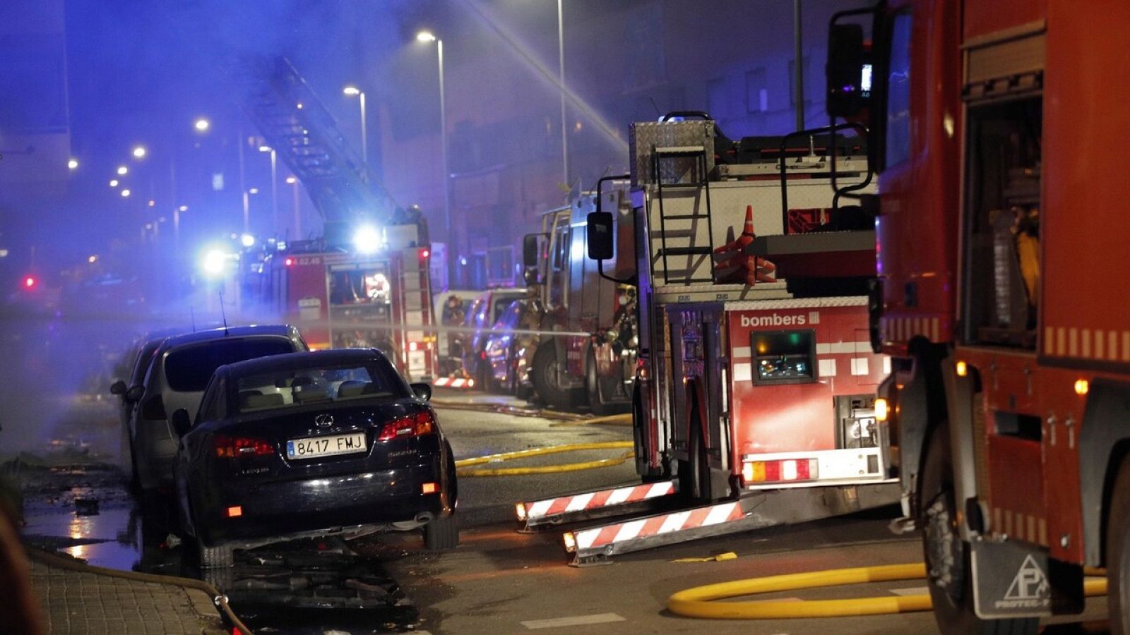 Al menos 17 heridos, cinco graves, en el incendio de una nave en Badalona