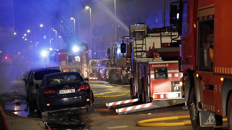 Al menos 17 heridos, cinco graves, en el incendio de una nave en Badalona