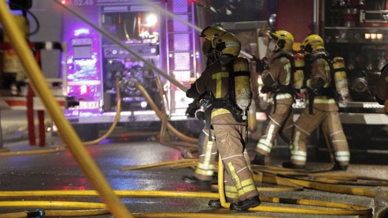 Dos heridos críticos y cuatro graves en un incendio en una nave ocupada de Badalona